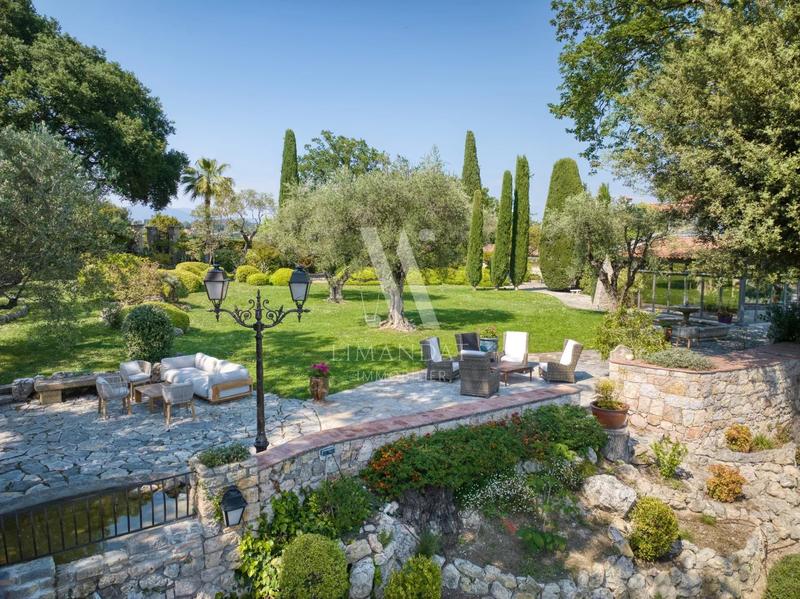 Villa - 1 200 m² - 16 pièces