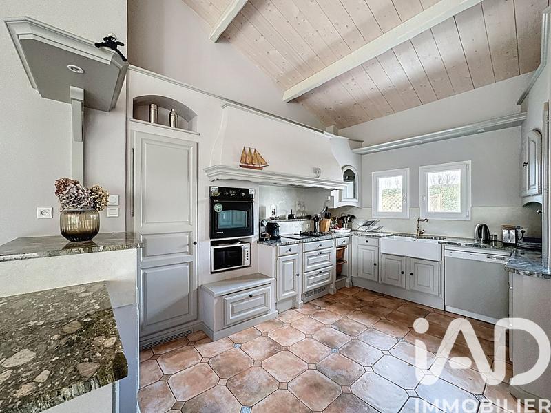 Maison - 219 m² - 8 pièces