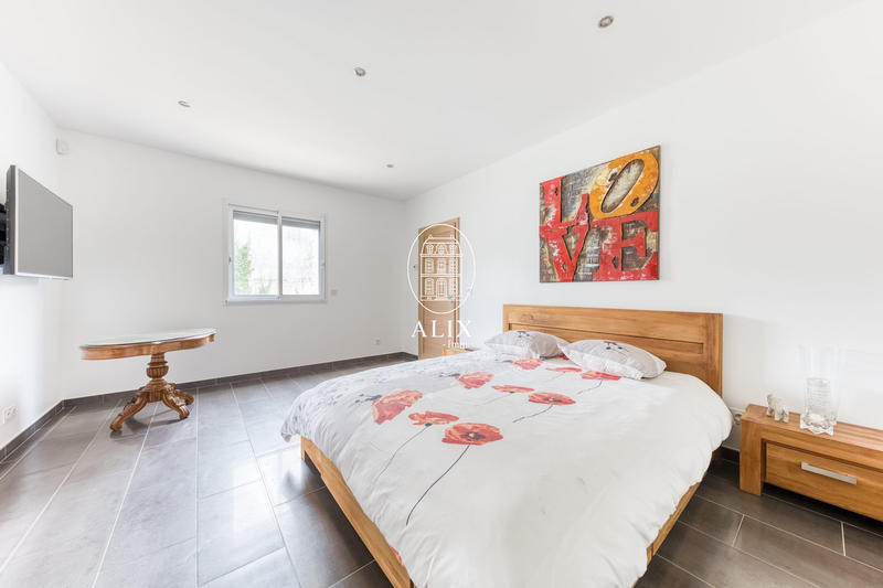 Maison traditionnelle - 246 m² - 8 pièces