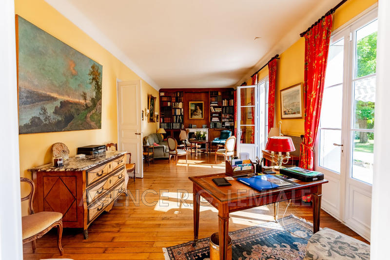 Maison - 300 m² - 12 pièces