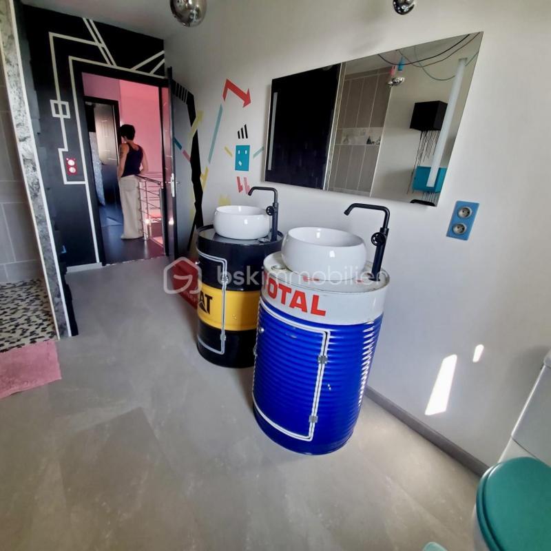 Maison - 330 m² - 8 pièces