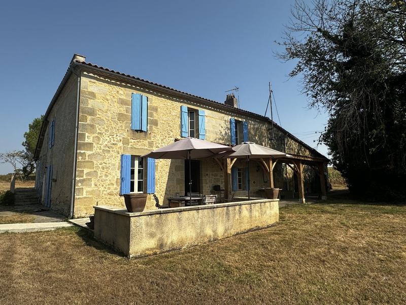Maison traditionnelle - 243 m² - 8 pièces