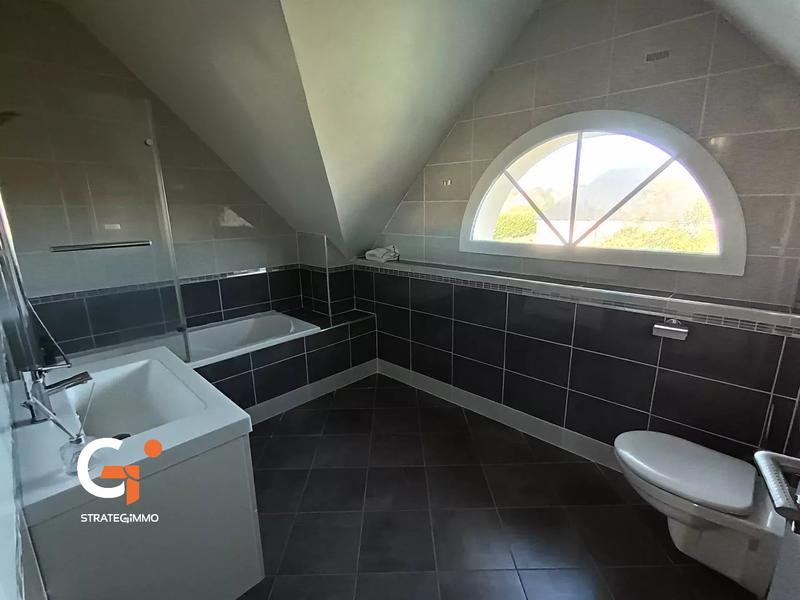 Maison - 176 m² - 8 pièces