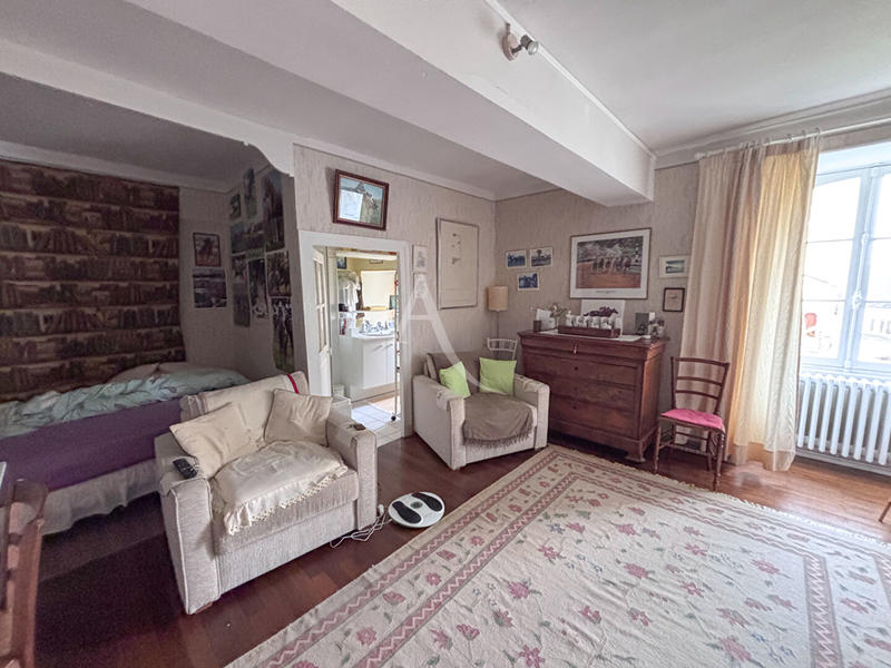 Maison - 240 m² - 8 pièces