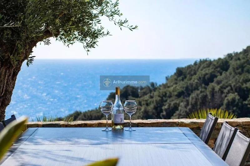 Maison - 202 m² - 7 pièces