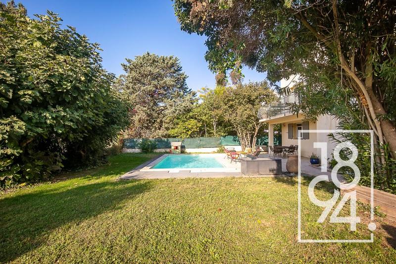 Maison - 300 m² - 6 pièces