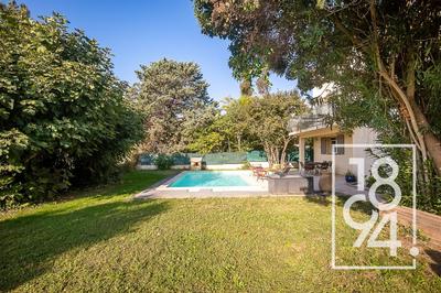 Maison - 300 m² - 6 pièces