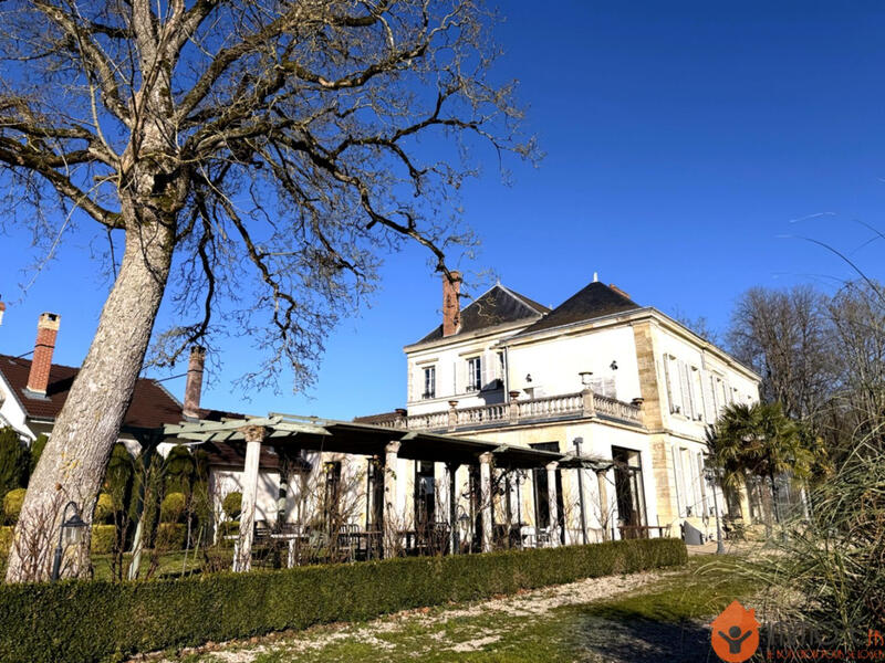 Maison - 765 m² - 18 pièces