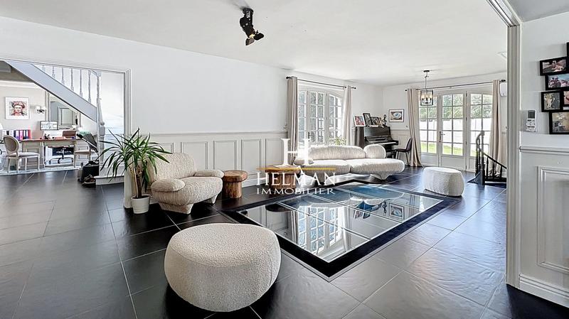 Maison - 344 m² - 12 pièces