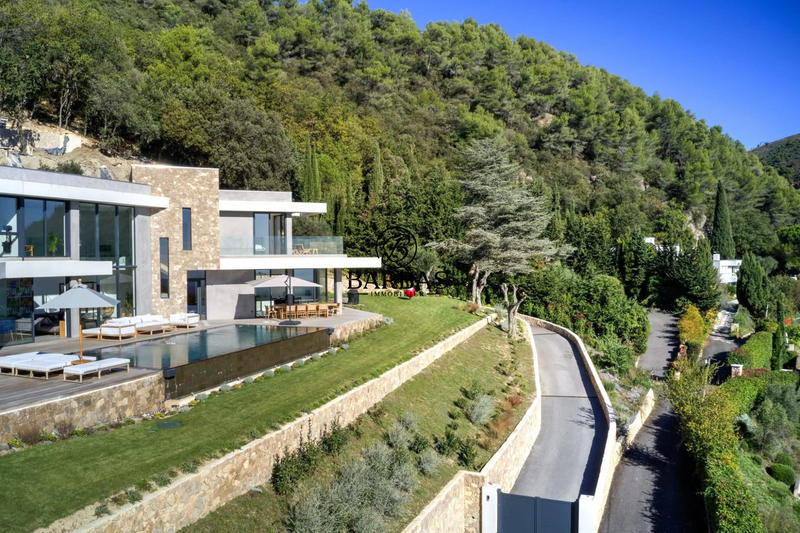 Maison - 445 m² - 8 pièces