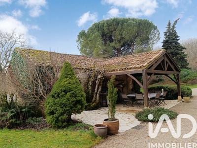 Maison - 393 m² - 10 pièces