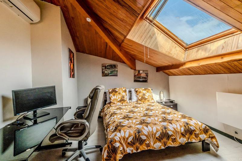 Maison - 216 m² - 9 pièces