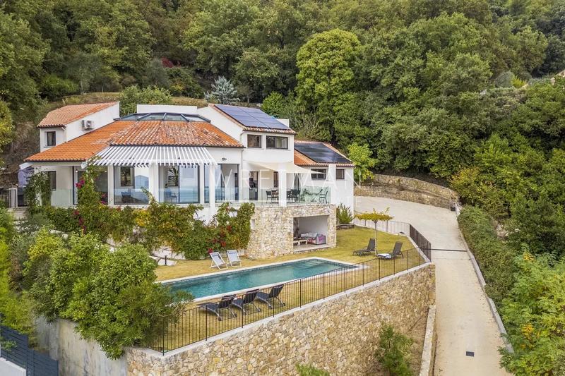 Maison - 214 m² - 7 pièces