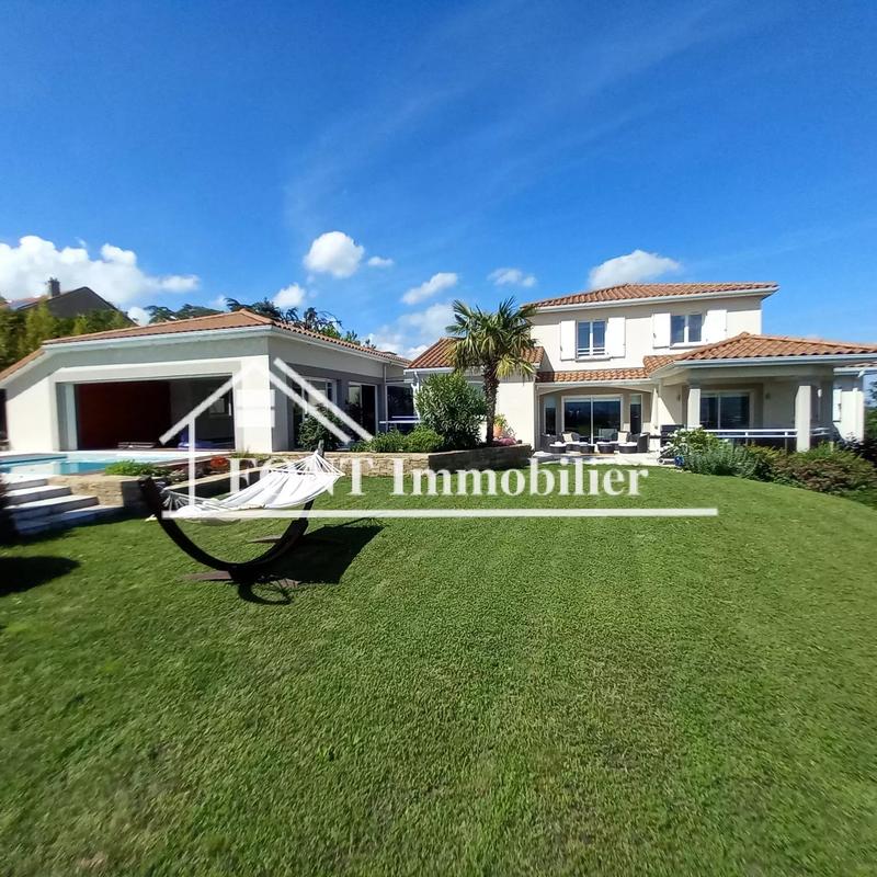 Maison - 338 m² - 8 pièces