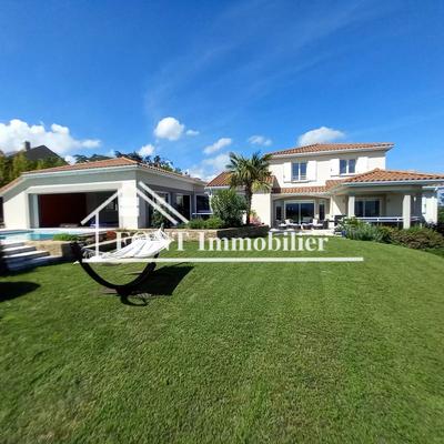 Maison - 338 m² - 8 pièces