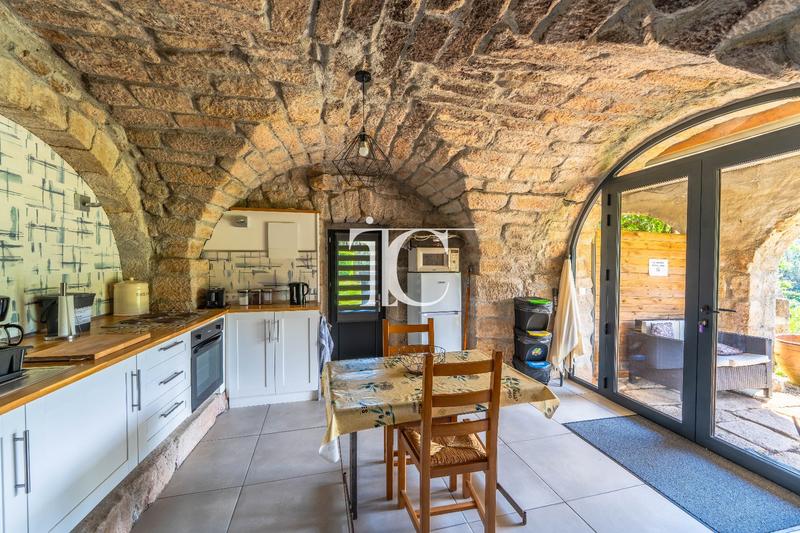 Maison - 300 m² - 12 pièces