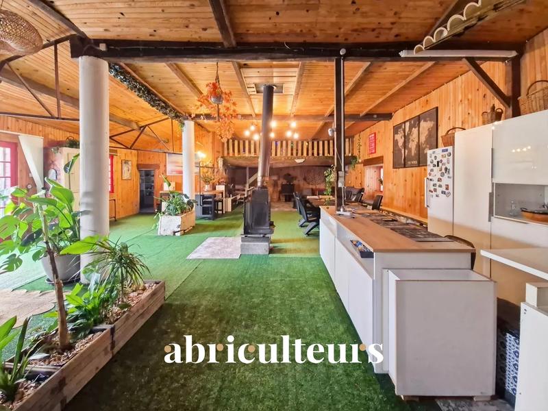 Maison - 230 m² - 6 pièces