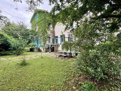 Maison - 325 m² - 10 pièces