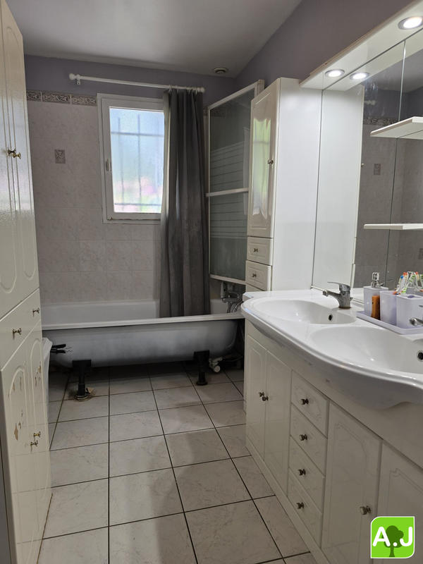 Maison traditionnelle - 137 m² - 8 pièces