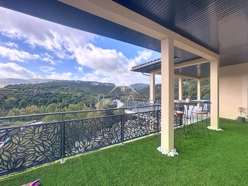 Propriété - 251 m² - 8 pièces