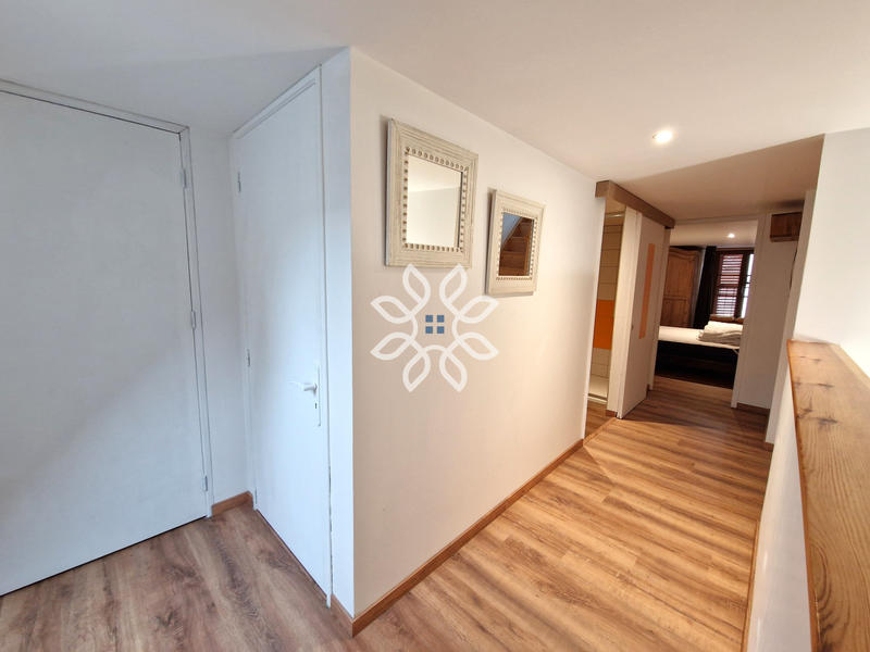 Maison - 236 m² - 9 pièces