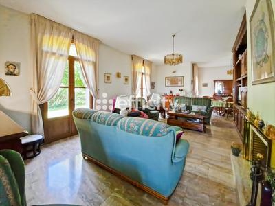 Maison - 245 m² - 11 pièces