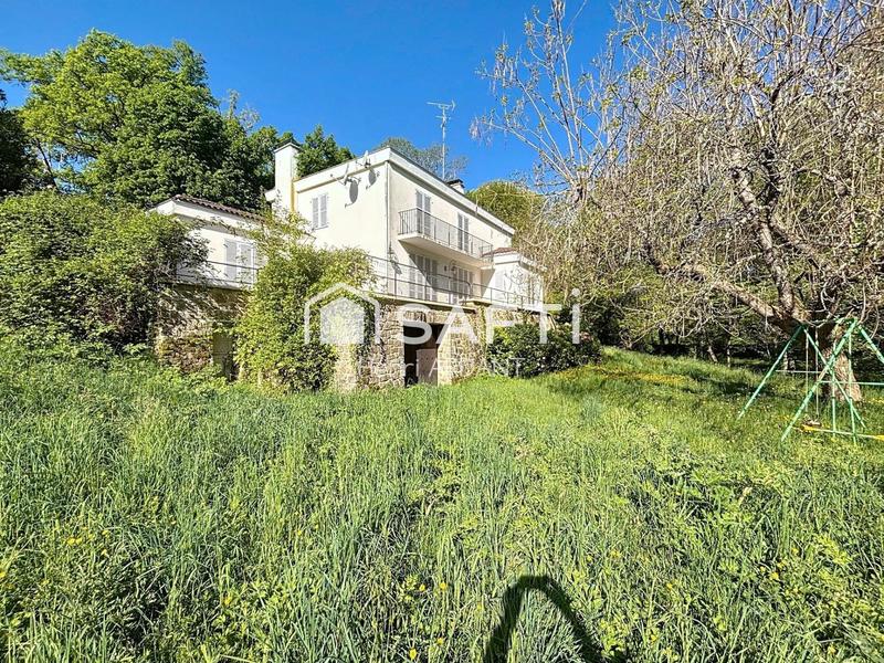 Maison - 220 m² - 8 pièces