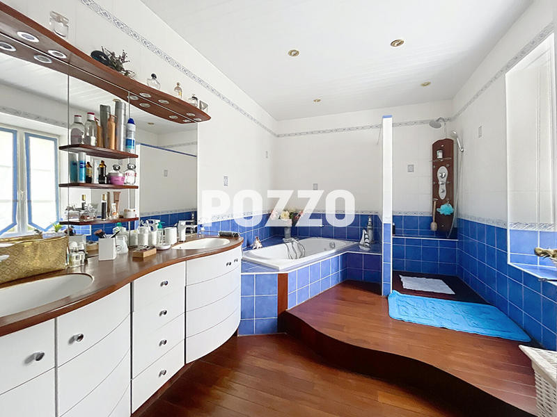 Maison - 300 m² - 15 pièces