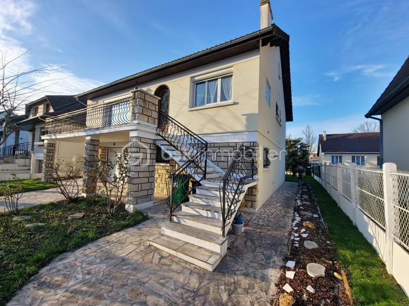 Maison - 165 m² - 8 pièces