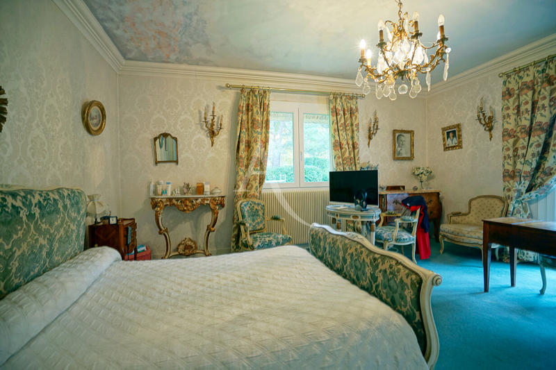 Maison - 250 m² - 8 pièces