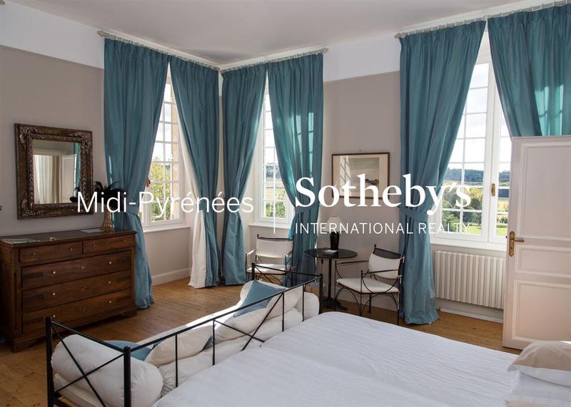 Maison - 1 200 m² - 12 pièces