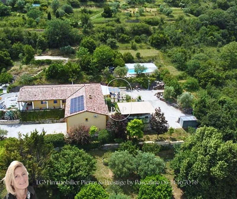 Maison - 202 m² - 6 pièces