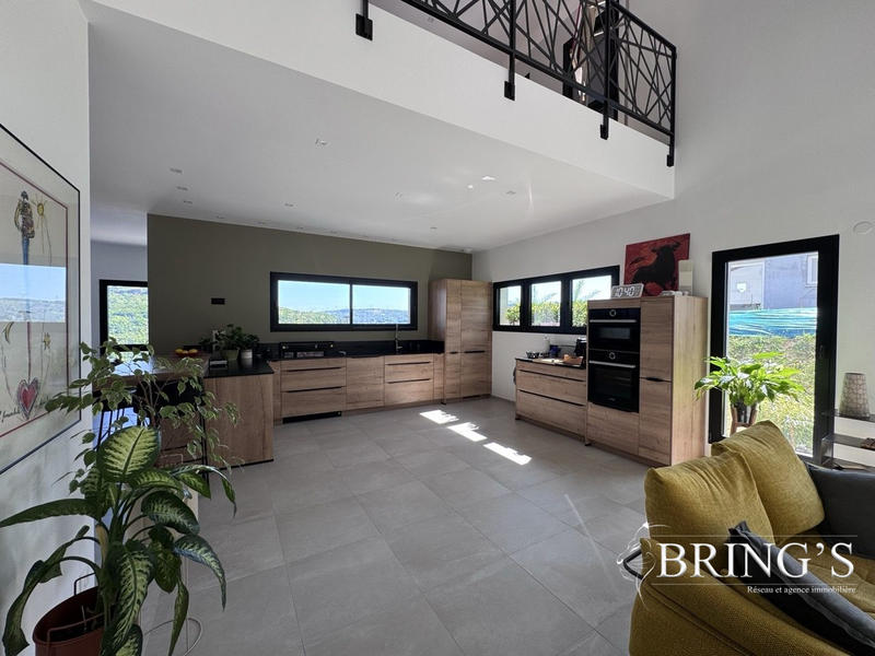 Maison - 222 m² - 7 pièces