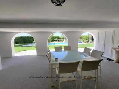 Villa - 247 m² - 8 pièces