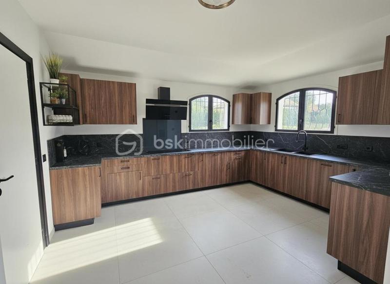 Propriété - 208 m² - 6 pièces