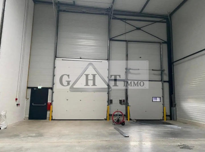 Entrepôt - 1 675 m²