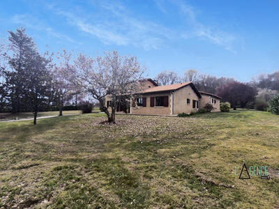 Maison traditionnelle - 287 m² - 9 pièces