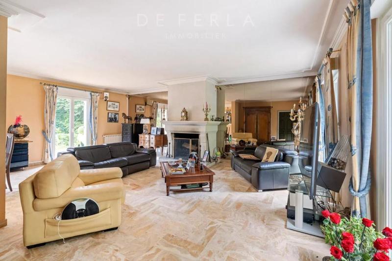 Demeure - 250 m² - 10 pièces