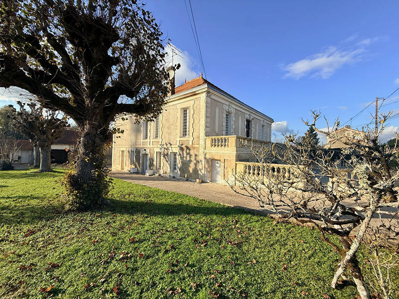 Maison - 360 m² - 10 pièces