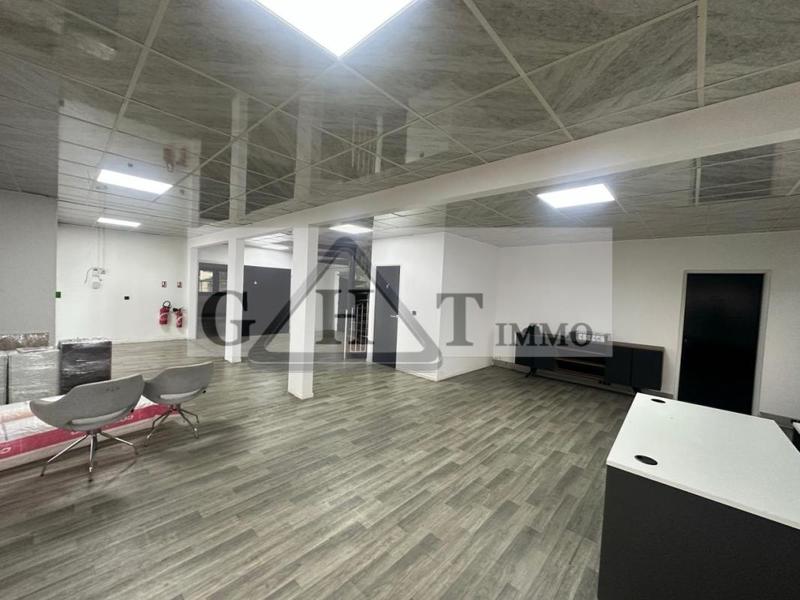 Entrepôt - 1 221 m²