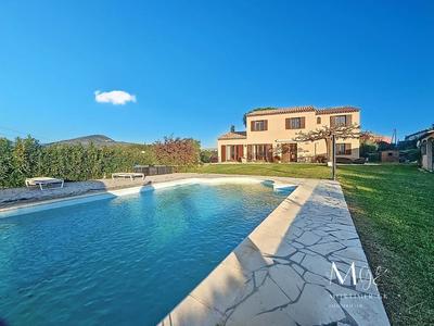 Maison - 180 m² - 8 pièces