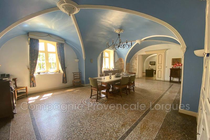 Maison - 1 150 m² - 25 pièces