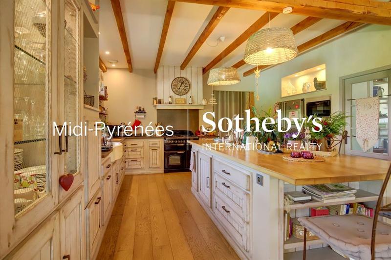 Maison - 228 m² - 8 pièces