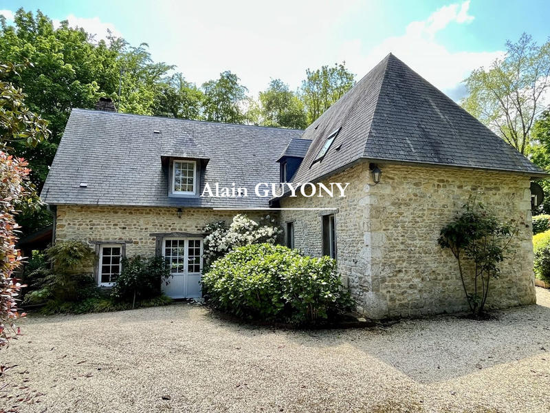 Maison - 875 m² - 25 pièces