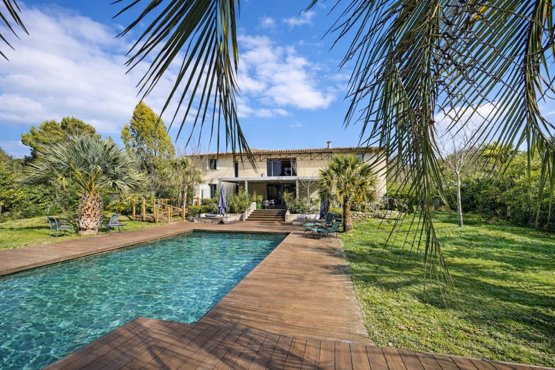 Maison - 240 m² - 5 pièces