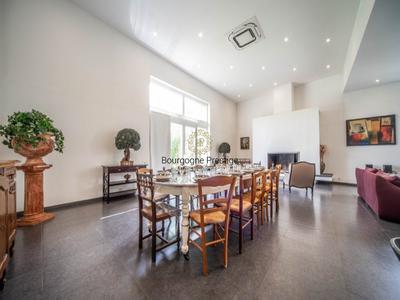 Propriété - 322 m² - 9 pièces