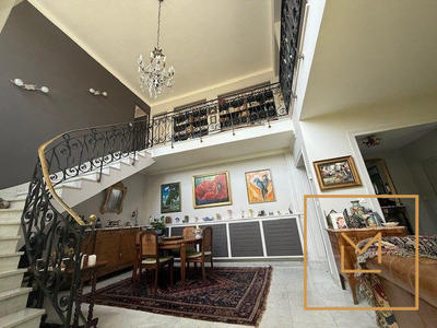 Maison traditionnelle - 270 m² - 8 pièces