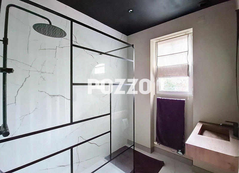 Maison - 216 m² - 9 pièces