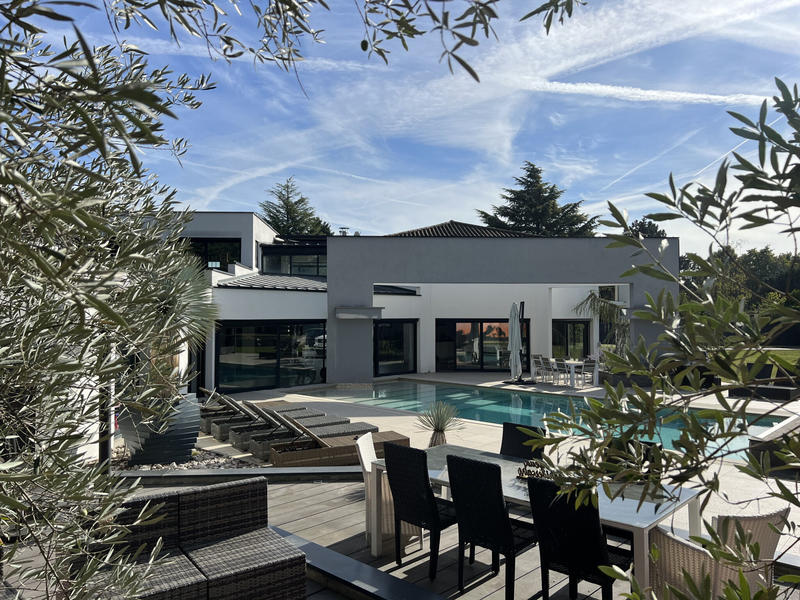 Maison - 350 m² - 8 pièces
