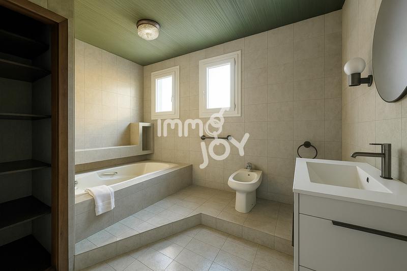 Maison - 250 m² - 7 pièces